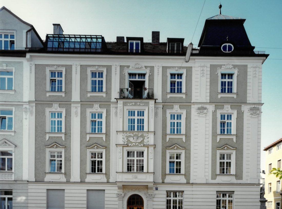 Sanierte Jugendstil-Fassade des denkmalgeschützten Hauses Kaiserstraße 2 in München